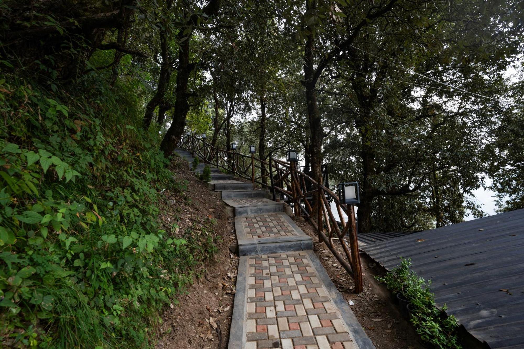 The Whispering Oaks Hotel Nainital Exterior photo